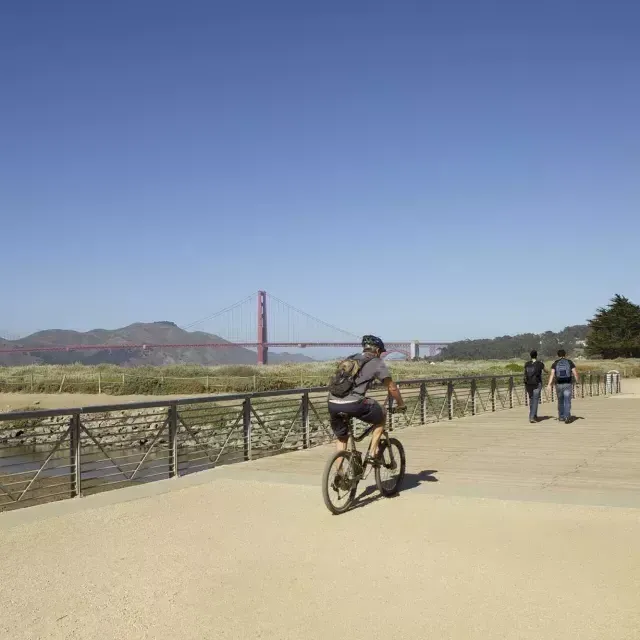 Un hombre anda en bicicleta por un sendero en Crissy Field. 加州贝博体彩app.